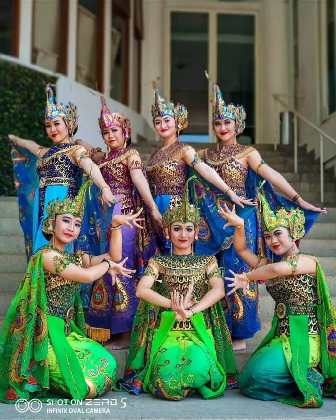 Pakaian penari memiliki motif seperti bulu merak, kain dan bajunya menggambarkan bentuk . Keindahan Tari Merak Jawa Barat, Asal Muasal, Fungsi ...