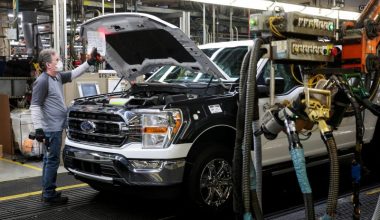 Ford menghentikan produksi lagi karena krisis semikonduktor