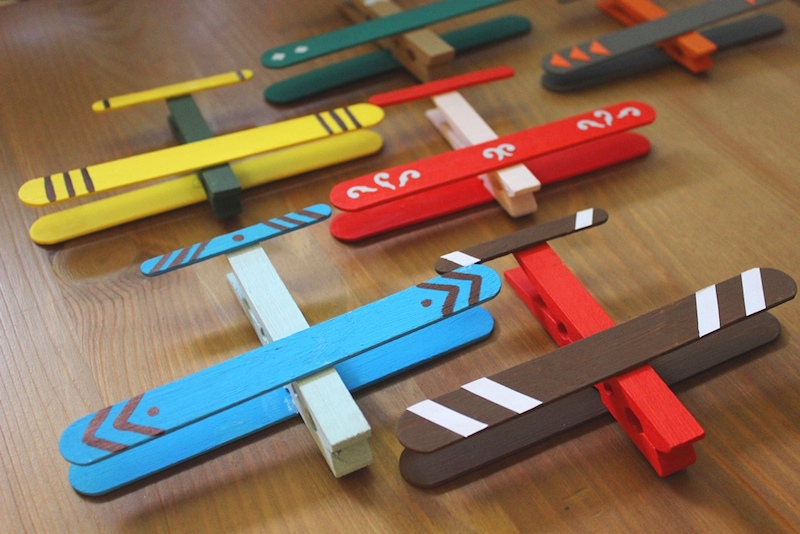 Kerajinan dari stik es krim · laci mini · miniatur burung · rumah rumahan · hiasan vas bunga · tempat pensil · miniatur pesawat · pembatas buku. √ 25+ Kerajinan dari Stik Es Krim Keren dan Mudah Dibuat ...