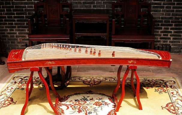 Alat musik yang terbuat dari bahan dasar kuningan ini dahulunya sering dijumpai di dalam keseharian masyarakat tamiang, gayo, aceh, dan alas. Gambar Alat musik Pipa atau Cina Kecapi