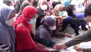 Warga menyerbu pasar murah, Jumper Regency - Antara News